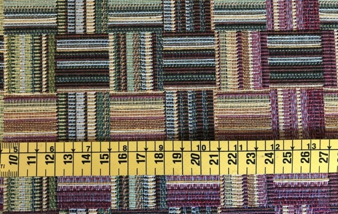 Alfombra Multicolor por metros con Base Vinílica y Superficie Textil - Detalle del dibujo con cinta métrica como referencia - Conchi Berguño