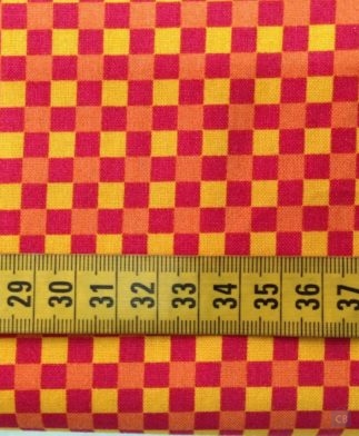 Tela de Patchwork de Cuadros Rojos, Naranja y Amarillo con cinta métrica como referencia - Conchi Berguño