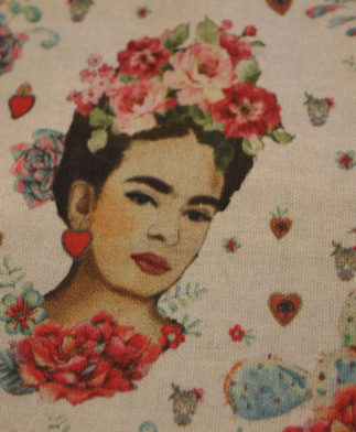 tela-half-panama-100% algodon-estampacion-digital-Frida Kahlo con catrinas,fondo blanco roto jaspeado, detalle. Ancho 2.80 metros-Conchi Berguño.