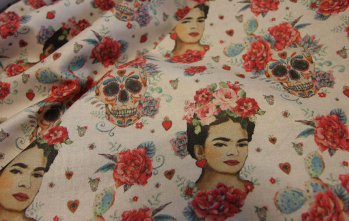 tela-half-panama-100% algodon-estampacion-digital-Frida Kahlo con catrinas,fondo blanco roto jaspeado, detalle Pliegues. Ancho 2.80 .metros-Conchi Berguño.