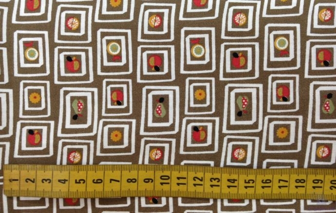 Tela Patchwork Frutas con fondo Marrón con cinta métrica como referencia - Conchi Berguño