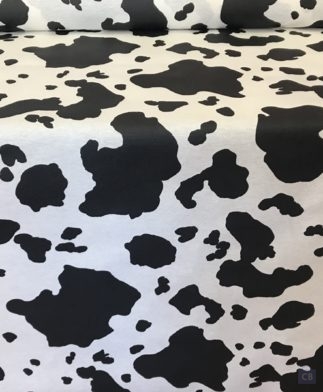 Tela de Mantel Resinado Loneta Estampado Manchas de Vaca - Detalle de la tela en mesa - Conchi Berguño