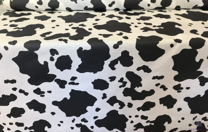 Tela de Mantel Resinado Loneta Estampado Manchas de Vaca - Detalle de la tela en mesa - Conchi Berguño