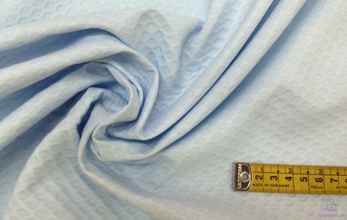 Tela Piqué de Nido de Abeja Grande en Azul con cinta métrica como referencia - Conchi Berguño
