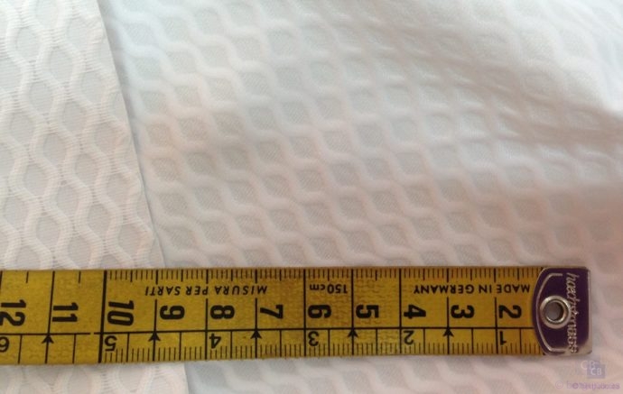 Tela Piqué de Nido de Abeja Grande en Blanco con cinta métrica como referencia - Conchi Berguño