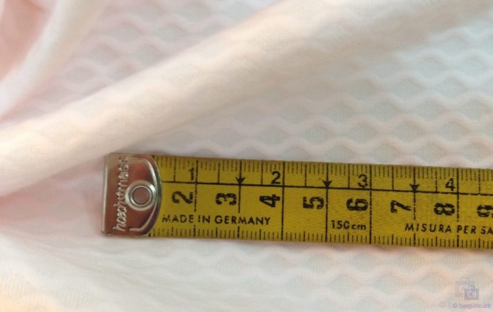 Tela Piqué de Nido de Abeja Grande en Rosa Pastel con cinta métrica como referencia - Conchi Berguño