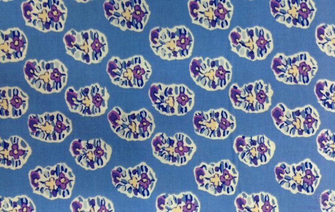 Tela de Patchwork con tres flores recortadas sobre fondo azul azafata - Conchi Berguño
