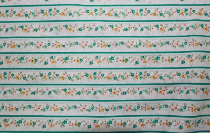 Tela de Patchwork con guirnalda de florecillas a tres colores separadas por raya verde - Conchi Berguño
