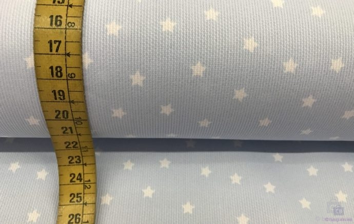 Tela Piqué de Canutillo Azul con Estrellas en Color Blanco con cinta métrica como referencia - Conchi Berguño