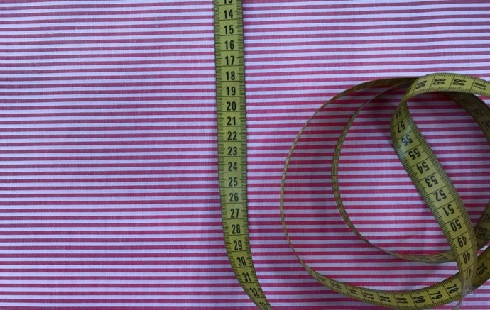 Tela Vichy de Rayas color Rojo con cinta métrica como referencia. Grosor de la raya 3 mm - Conchi Berguño