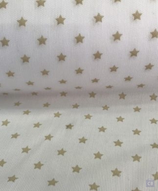 Tela Piqué de Canutillo Blanco con Estrellas Beige Oscuro - Detalle de la Pieza - Conchi Berguño