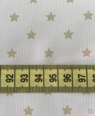 Tela Piqué de Canutillo Blanco con Estrellas Beige Oscuro - Detalle de la cinta métrica como referencia - Conchi Berguño