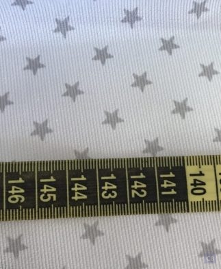 Tela Piqué de Canutillo Blanco con Estrellitas Grises - Detalle de la cinta métrica como referencia - Conchi Berguño