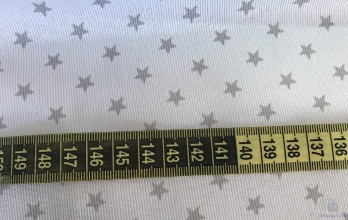 Tela Piqué de Canutillo Blanco con Estrellitas Grises - Detalle de la cinta métrica como referencia - Conchi Berguño