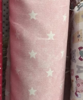 Tela Piqué de Canutillo Rosa Jaspeado con Estrellas en Color Blanco de Tamaño Medio - Detalle de la Pieza - Conchi Berguño