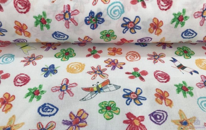 Tela Piqué de Canutillo Mariposas en Blanco con Dibujos Multicolor - Detalle dela Pieza - Conchi Berguño