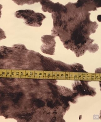 Tela tapicería piel de vaca, fondo vainilla y manchas marrón oscuro, imitación sin pelo - con cinta métrica como referencia