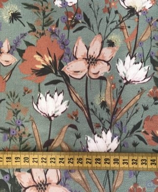 Tela de Mantel Resinado Culla de Flores Emma y Fondo Verde - Detalle de la cinta métrica como referencia - Conchi Berguño