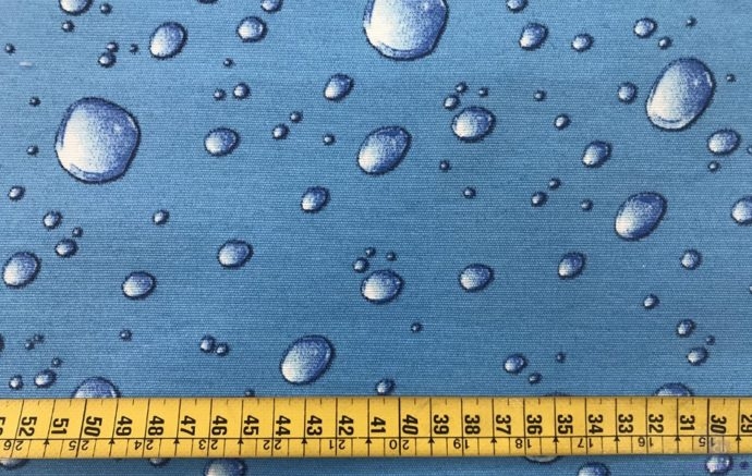 Tela de Mantel Resinado Drops en Fondo Azul con cinta métrica como referencia - Conchi Berguño