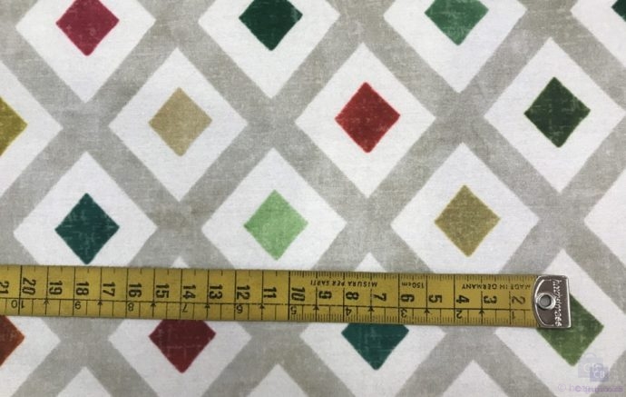 Tela de Mantel Resinado Rombos Multicolor Fondo Gris con cinta métrica como referencia - Conchi Berguño