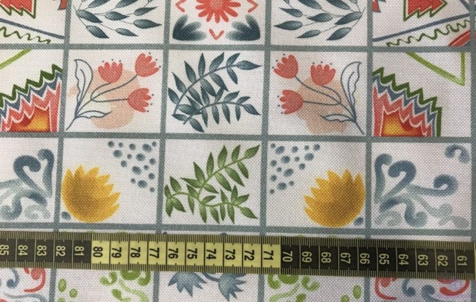 Tela de Mantelería Azulejos Multicolor Fondo Blanco Ancho 160 cm - Detalle de la cinta métrica como referencia - Conchi Berguño