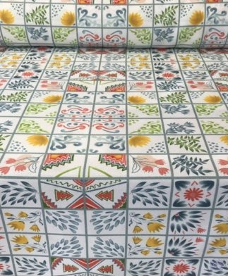 Tela de Mantelería Azulejos Multicolor Fondo Blanco Ancho 160 cm - Detalle de la tela en mesa - Conchi Berguño