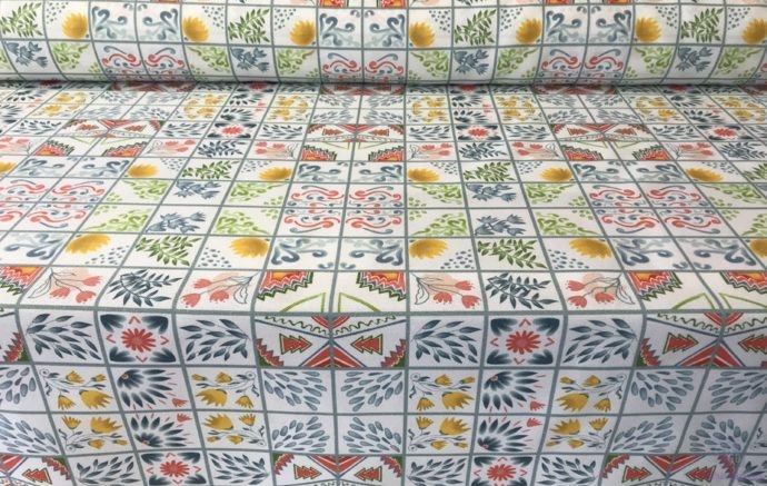 Tela de Mantelería Azulejos Multicolor Fondo Blanco Ancho 160 cm - Detalle de la tela en mesa - Conchi Berguño