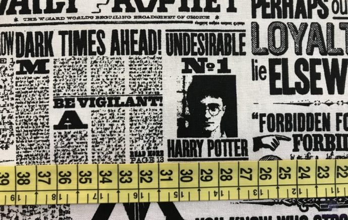 Tela de Patchwork Harry Potter Periódico - Detalle de la cinta métrica como referencia - Conchi Berguño