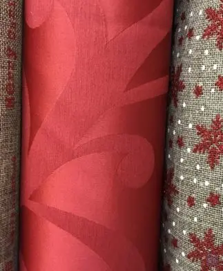 Tela de Saco con Estrellas y Letras Rojas de Navidad y Tela Roja de Mantel Antimanchas - Conchi Berguño