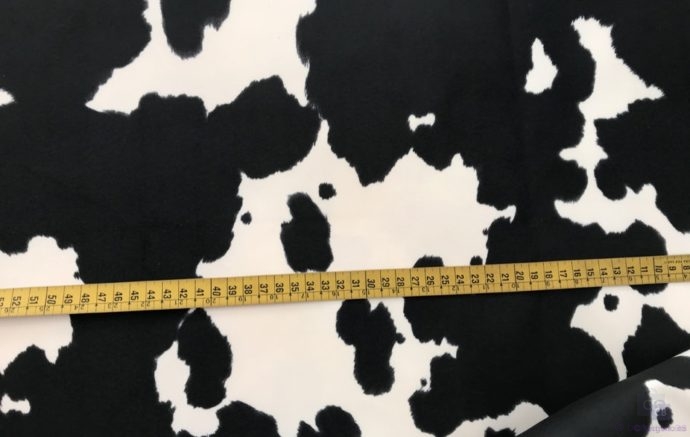 Tela de tapicería sin pelo imitando piel de vaca blanca y negra - con cinta métrica como referencia - Conchi Berguño