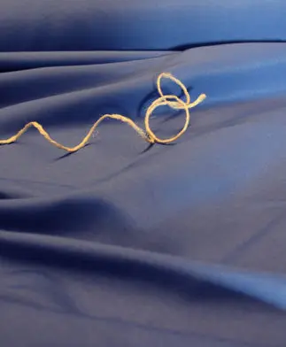 Tela-loneta-lisa-beige-azul-azafata-detalle-ovillo-cuerda,-ancho-2.80m-Conchi Berguño.