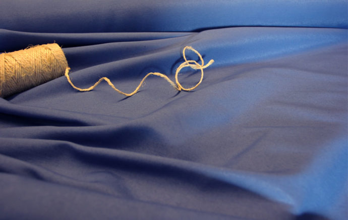 Tela-loneta-lisa-beige-azul-azafata-detalle-ovillo-cuerda,-ancho-2.80m-Conchi Berguño.