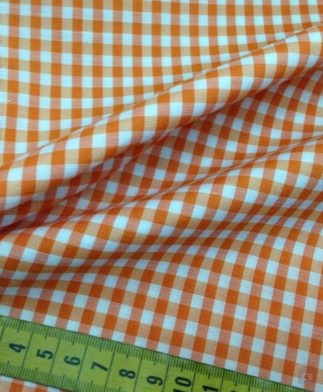 Tela con Cuadros de Vichy Naranja. Tamaño de cuadro mediano (4x5 mm) con cinta métrica como referencia - Conchi Berguño