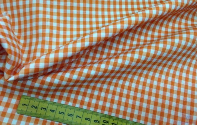 Tela con Cuadros de Vichy Naranja. Tamaño de cuadro mediano (4x5 mm) con cinta métrica como referencia - Conchi Berguño