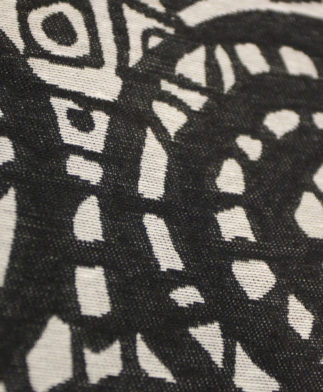 Alfombra por Metros Negra y Blanca, base Vinílica, superfice Textil. Ancho 65 cm. Cerca-Conchi Berguño.