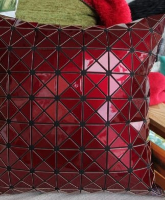 Funda de cojín de polígonos de vinilo rojos sobre(1) textil negro, ancho 40x40cm-Conchi Berguño.