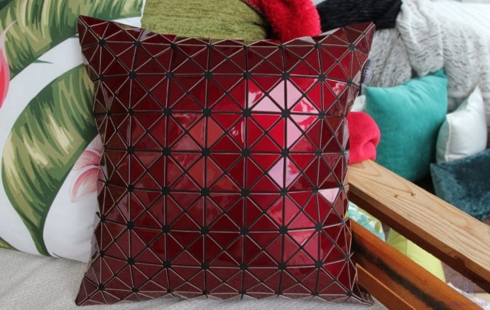 Funda de cojín de polígonos de vinilo rojos sobre(1) textil negro, ancho 40x40cm-Conchi Berguño.