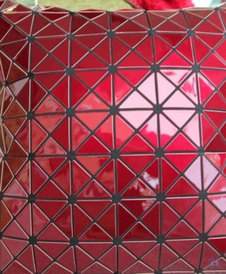 Funda de cojín de polígonos de vinilo rojos sobre textil negro, ancho 40x40cm-Conchi Berguño.