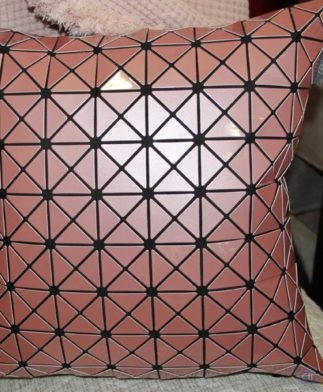 Funda de cojín de polígonos de vinilo salmón sobre(3) textil negro, ancho 40x40cm-Conchi Berguño.