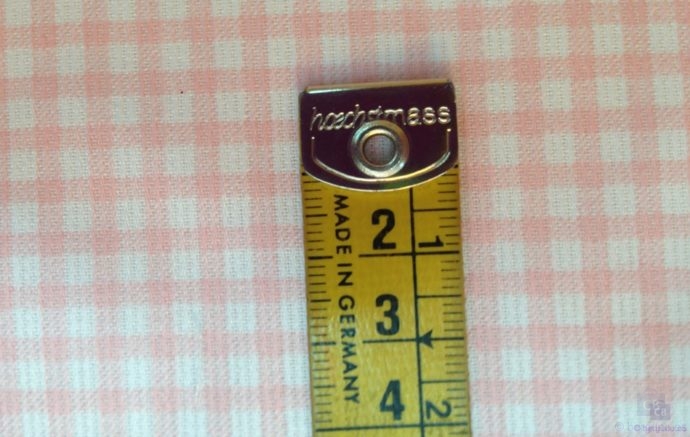 Tela Piqué de Canutillo Cuadro Pequeño Vichy Rosa y Blanco con cinta métrica como referencia - Conchi Berguño