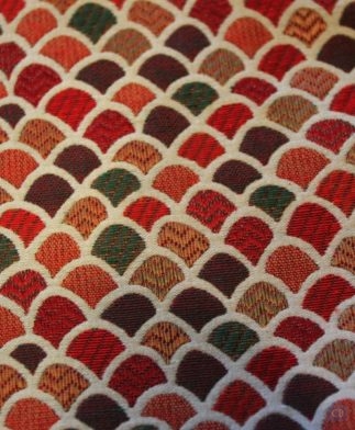 Cretona tejida multicolor diseño escamas,detalle ,ancho 2.80metros.