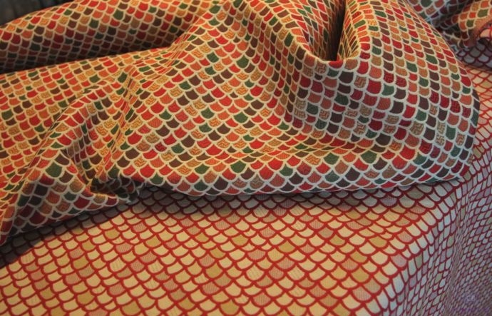 Cretona tejida multicolor diseño escamas,diseño derecho y reves,ancho 2.80metros-Conchi Berguño.
