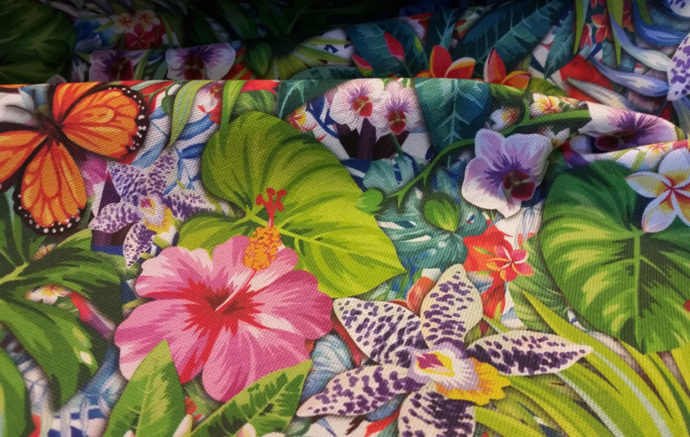 Tela Half-Panamá Diseño Floral Exótico Multicolor Con Mariposas, 100% Algodón.Pliegues. Ancho de 2.80 metros-Conchi Berguño.