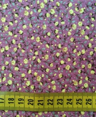 Tela de Patchwork Granate con Florecillas Amarillas con cinta métrica como referencia - Conchi Berguño