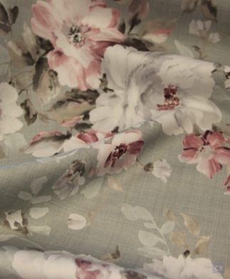 tela-half-panama-100% algodon-con flores rosas y blancas sobre fondo gris verdoso. Ancho 2.80 metros.Detalle pligegues-Conchi Berguño.