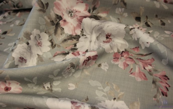 tela-half-panama-100% algodon-con flores rosas y blancas sobre fondo gris verdoso. Ancho 2.80 metros.Detalle pligegues-Conchi Berguño.