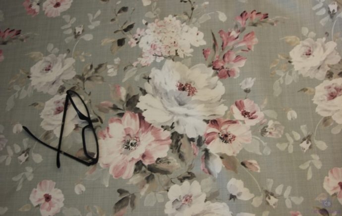 tela-half-panama-100% algodon-con flores rosas y blancas sobre fondo gris verdoso. Ancho 2.80 metros.Detalle gafas-Conchi Berguño.