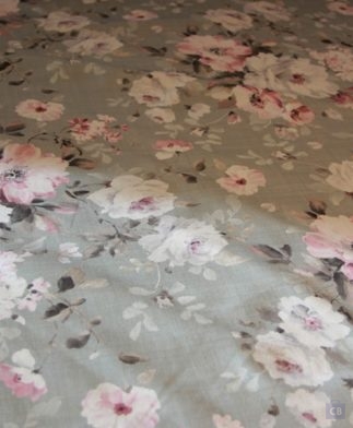 tela-half-panama-100% algodon-con flores rosas y blancas sobre fondo gris verdoso. Ancho 2.80 metros.Detalle general-Conchi Berguño.