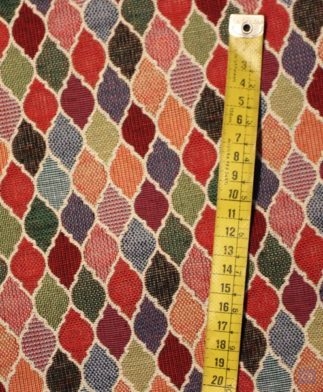 Tela gobelín multicolor con dibujo pequeño geométrico.con detalle de cinta métrica-Conchi Berguño.