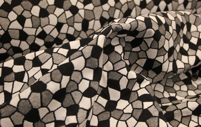 Tela Gobelino Dibujo de Fractal Blanco Negro y Gris. Ancho 2.80m. Pliegues-Conchi Berguño.